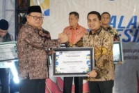 Wali Kota Solok, Dr. Ramadhani Kirana Putra menerima penghargaan atas keberhasilan pelaksanaan Program Makanan Bergizi Gratis. (Foto: Prokopim Kota Solok)
