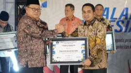 Wali Kota Solok, Dr. Ramadhani Kirana Putra menerima penghargaan atas keberhasilan pelaksanaan Program Makanan Bergizi Gratis. (Foto: Prokopim Kota Solok)