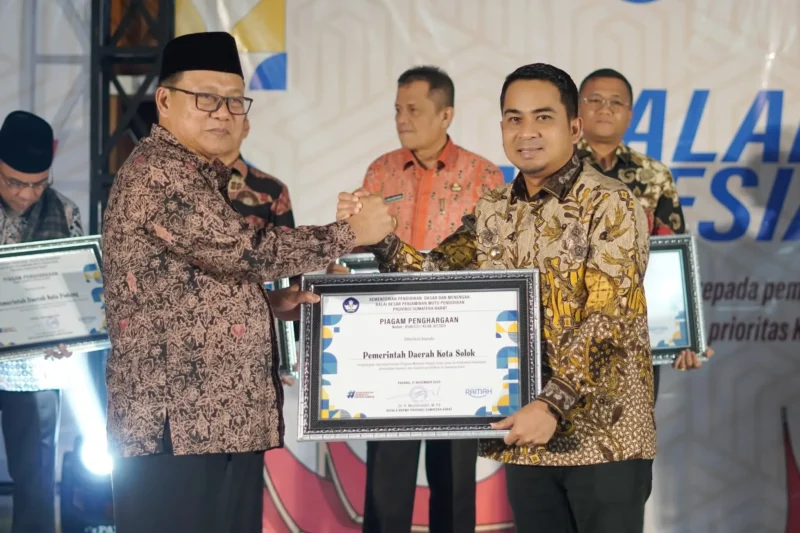 Wali Kota Solok, Dr. Ramadhani Kirana Putra menerima penghargaan atas keberhasilan pelaksanaan Program Makanan Bergizi Gratis. (Foto: Prokopim Kota Solok)