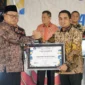 Wali Kota Solok, Dr. Ramadhani Kirana Putra menerima penghargaan atas keberhasilan pelaksanaan Program Makanan Bergizi Gratis. (Foto: Prokopim Kota Solok)