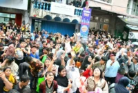 Hujan deras yang mengguyur Kota Padang tidak menyurutkan semangat masyarakat untuk mengikuti Tradisi Serak Gulo di depan Masjid Muhammadan, Sabtu (22/11/2025) sore. (Foto: Prokopim Padang)