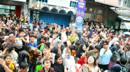 Hujan deras yang mengguyur Kota Padang tidak menyurutkan semangat masyarakat untuk mengikuti Tradisi Serak Gulo di depan Masjid Muhammadan,  Sabtu (22/11/2025) sore. (Foto: Prokopim Padang)