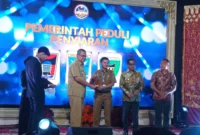 Asisten II Bidang Perekonomian dan Pembangunan Setda Kota Padang, Didi Aryadi menerima Anugerah KPID Sumbar 2025. (Foto: Diskominfo Padang)