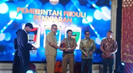 Asisten II Bidang Perekonomian dan Pembangunan Setda Kota Padang, Didi Aryadi menerima Anugerah KPID Sumbar 2025. (Foto: Diskominfo Padang)