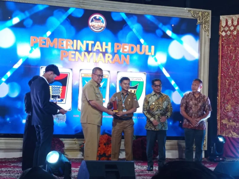 Asisten II Bidang Perekonomian dan Pembangunan Setda Kota Padang, Didi Aryadi menerima Anugerah KPID Sumbar 2025. (Foto: Diskominfo Padang)