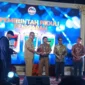 Asisten II Bidang Perekonomian dan Pembangunan Setda Kota Padang, Didi Aryadi menerima Anugerah KPID Sumbar 2025. (Foto: Diskominfo Padang)