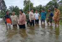 Wakil Bupati Pasbar M. Ihpan dan jajaran mendatangi lokasi pengungsian Pustu Taluak Pagang, Selasa (25/11). (Foto: Kominfo Pasbar)