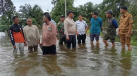 Wakil Bupati Pasbar M. Ihpan dan jajaran mendatangi lokasi pengungsian Pustu Taluak Pagang, Selasa (25/11). (Foto: Kominfo Pasbar)