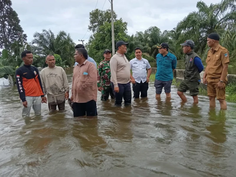 Wakil Bupati Pasbar M. Ihpan dan jajaran mendatangi lokasi pengungsian Pustu Taluak Pagang, Selasa (25/11). (Foto: Kominfo Pasbar)