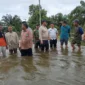 Wakil Bupati Pasbar M. Ihpan dan jajaran mendatangi lokasi pengungsian Pustu Taluak Pagang, Selasa (25/11). (Foto: Kominfo Pasbar)