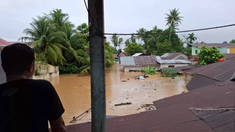 Pemko Padang meliburkan aktifitas PBM menyikapi kondisi darurat bencana hidrometeorologi yang melanda Kota Padang. (Foto: WAG Pusdalops BPBD Padang)
