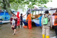 Banjir bandang terjang Malalo dan Padang Laweh, warga dievakuasi lewat Danau Singkarak ke pengungsian Nagari Batu Taba. (Foto: Prokopim Tanah Datar)