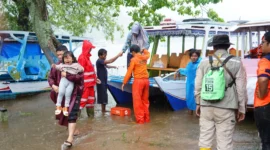 Banjir bandang terjang Malalo dan Padang Laweh, warga dievakuasi lewat Danau Singkarak ke pengungsian Nagari Batu Taba. (Foto: Prokopim Tanah Datar)