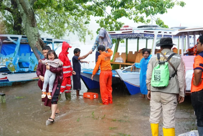 Banjir bandang terjang Malalo dan Padang Laweh, warga dievakuasi lewat Danau Singkarak ke pengungsian Nagari Batu Taba. (Foto: Prokopim Tanah Datar)