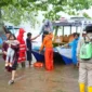 Banjir bandang terjang Malalo dan Padang Laweh, warga dievakuasi lewat Danau Singkarak ke pengungsian Nagari Batu Taba. (Foto: Prokopim Tanah Datar)