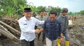 Gubernur Sumbar Mahyeldi Ansharullah meminta penanganan korban bencana dipercepat seiring membaiknya cuaca di wilayah Sumbar. (Foto: ADPSB)