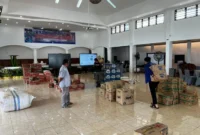 PT Waskita Padang menyalurkan bantuan logistik untuk warga terdampak banjir di Posko Bantuan Utama Palanta Rumdis Wali Kota, Sabtu (30/11/2025). (Foto: Prokopim Padang)
