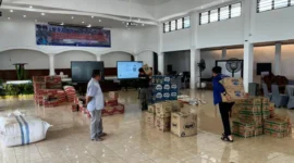 PT Waskita Padang menyalurkan bantuan logistik untuk warga terdampak banjir di Posko Bantuan Utama Palanta Rumdis Wali Kota, Sabtu (30/11/2025). (Foto: Prokopim Padang)
