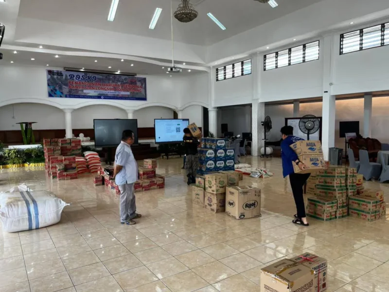 PT Waskita Padang menyalurkan bantuan logistik untuk warga terdampak banjir di Posko Bantuan Utama Palanta Rumdis Wali Kota, Sabtu (30/11/2025). (Foto: Prokopim Padang)