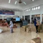 PT Waskita Padang menyalurkan bantuan logistik untuk warga terdampak banjir di Posko Bantuan Utama Palanta Rumdis Wali Kota, Sabtu (30/11/2025). (Foto: Prokopim Padang)