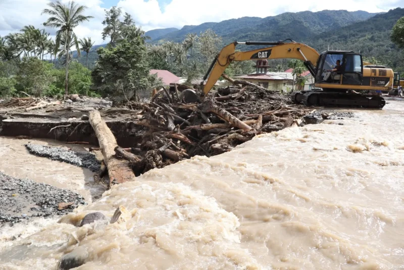 Pemkab Tanah Datar membutuhkan tambahan alat berat berupa excavator dan bulldozer untuk mempercepat pembersihan material akibat galodo atau banjir bandang. (Foto: Prokopim Tanah Datar)