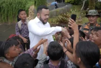 Wali Kota Padang Fadly Amran menyalami murid SD saat Simulasi Gempa dan Tsunami, Rabu (5/11/2025). (Foto: FB Diskominfo Padang)