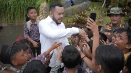 Wali Kota Padang Fadly Amran menyalami murid SD saat Simulasi Gempa dan Tsunami, Rabu (5/11/2025). (Foto: FB Diskominfo Padang)