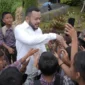 Wali Kota Padang Fadly Amran menyalami murid SD saat Simulasi Gempa dan Tsunami, Rabu (5/11/2025). (Foto: FB Diskominfo Padang)