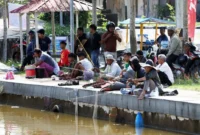 Ratusan pemancing meramaikan Festival Mancing Mania Ratu Prabu se-Sumbar Piala Wali Kota Pariaman Tahun 2025 di Talao Pauh, Desa Pauh Barat, Kecamatan Pariaman Tengah, Kota Pariaman, Sabtu (15/11/2025). (Foto: Kominfo Pariaman)