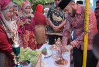 Wali Kota Padang Fadly Amran mencicipi rendang peserta Festival Marandang di Lubeg, Minggu (16/11/2025). (Foto: Prokopim Padang)