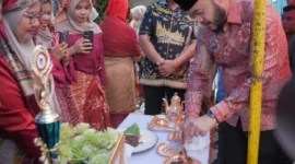 Wali Kota Padang Fadly Amran mencicipi rendang peserta Festival Marandang di Lubeg, Minggu (16/11/2025). (Foto: Prokopim Padang)