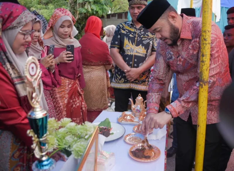 Wali Kota Padang Fadly Amran mencicipi rendang peserta Festival Marandang di Lubeg, Minggu (16/11/2025). (Foto: Prokopim Padang)