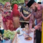 Wali Kota Padang Fadly Amran mencicipi rendang peserta Festival Marandang di Lubeg, Minggu (16/11/2025). (Foto: Prokopim Padang)