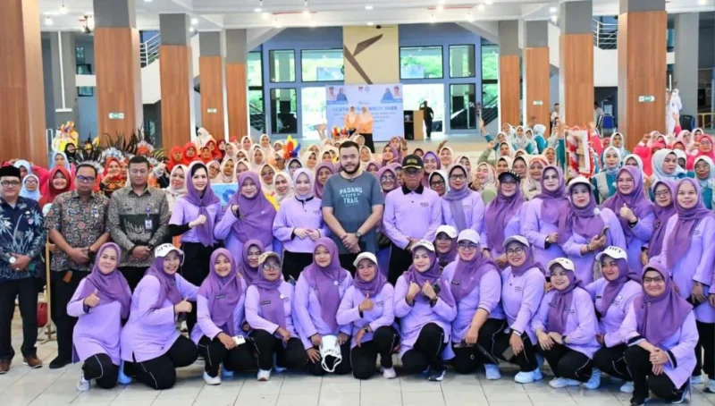 Wali Kota Padang Fadly Amran membuka Gebyar Kader PKK Padang 2025 di Gedung Bagindo Aziz Chan Youth Center, Kamis (6/11/2025). (Foto: Prokopim Padang)