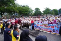 Bupati Tanah Datar Eka Putra melepas peserta gerak jalan jantung sehatdi Lapangan Cindua Mato, Sabtu (22/11/2025). (Foto: Prokopim Tanah Datar)
