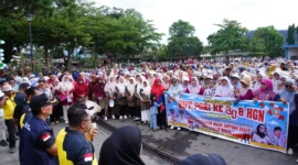 Bupati Tanah Datar Eka Putra melepas peserta gerak jalan jantung sehatdi Lapangan Cindua Mato, Sabtu (22/11/2025). (Foto: Prokopim Tanah Datar)