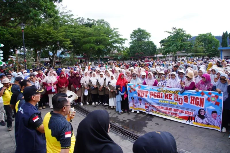Bupati Tanah Datar Eka Putra melepas peserta gerak jalan jantung sehatdi Lapangan Cindua Mato, Sabtu (22/11/2025). (Foto: Prokopim Tanah Datar)