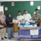 Kepala Dinas Sosial PPKBPPPA Padang Panjang Winarno menyalurkan bantuan kepada 18 KPM yang melaksanakan Graduasi Mandiri PKH 2025 di Aula Dinas Sosial PPKBPPPA, Jumat (21/11/2025). (Foto: Kominfo Padang Panjang)