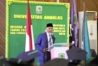 Gubernur Sumbar, Mahyeldi Ansharullah menyampaikan sambutan saat menghadiri Wisuda ke-5 Unand di Auditorium Unand, Sabtu (22/11/2025). (Foto: ADPSB)