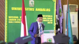 Gubernur Sumbar, Mahyeldi Ansharullah menyampaikan sambutan saat menghadiri Wisuda ke-5 Unand di Auditorium Unand, Sabtu (22/11/2025). (Foto: ADPSB)
