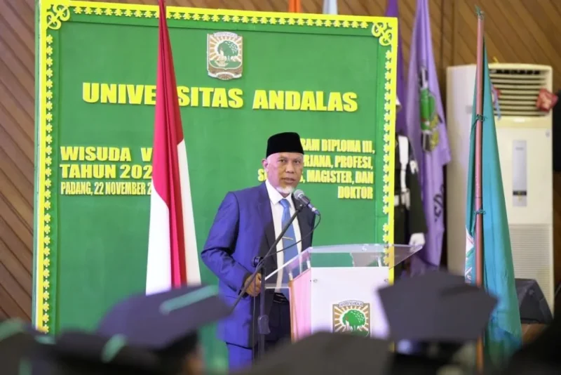 Gubernur Sumbar, Mahyeldi Ansharullah menyampaikan sambutan saat menghadiri Wisuda ke-5 Unand di Auditorium Unand, Sabtu (22/11/2025). (Foto: ADPSB)