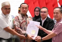Presiden Prabowo Subianto memberikan rehabilitasi kepada dua guru asal Kabupaten Luwu Utara, Sulawesi Selatan, yakni Abdul Muis dan Rasnal. (Foto: BPMI Setpres)