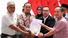 Presiden Prabowo Subianto memberikan rehabilitasi kepada dua guru asal Kabupaten Luwu Utara, Sulawesi Selatan, yakni Abdul Muis dan Rasnal. (Foto: BPMI Setpres)