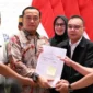 Presiden Prabowo Subianto memberikan rehabilitasi kepada dua guru asal Kabupaten Luwu Utara, Sulawesi Selatan, yakni Abdul Muis dan Rasnal. (Foto: BPMI Setpres)