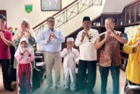 Wali Kota Padang Panjang, Hendri Arnis bersama guru dan anak TK berprestasi pada pertemuan di Rumah Wali Kota, Jumat (21/11/2025). (Foto: Kominfo Padang Panjang)