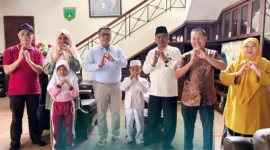 Wali Kota Padang Panjang, Hendri Arnis bersama guru dan anak TK berprestasi pada pertemuan di Rumah Wali Kota, Jumat (21/11/2025). (Foto: Kominfo Padang Panjang)