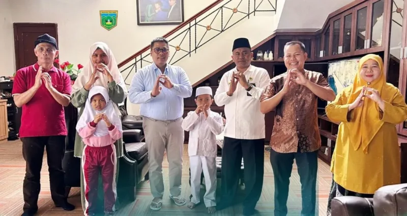 Wali Kota Padang Panjang, Hendri Arnis bersama guru dan anak TK berprestasi pada pertemuan di Rumah Wali Kota, Jumat (21/11/2025). (Foto: Kominfo Padang Panjang)