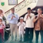 Wali Kota Padang Panjang, Hendri Arnis bersama guru dan anak TK berprestasi pada pertemuan di Rumah Wali Kota, Jumat (21/11/2025). (Foto: Kominfo Padang Panjang)
