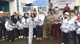 Wali Kota Pariaman Yota Balad melepas peserta jalan sehat di halaman Balaikota Pariaman, Sabtu (22/11/2025). (Foto: Kominfo Pariaman)