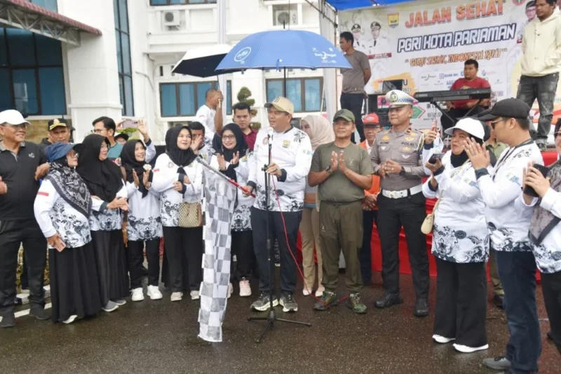 Wali Kota Pariaman Yota Balad melepas peserta jalan sehat di halaman Balaikota Pariaman, Sabtu (22/11/2025). (Foto: Kominfo Pariaman)